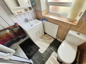 Shower room- click for photo gallery
